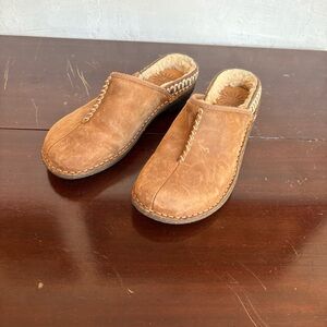 UGG woman’s size 6 slippers slip on
